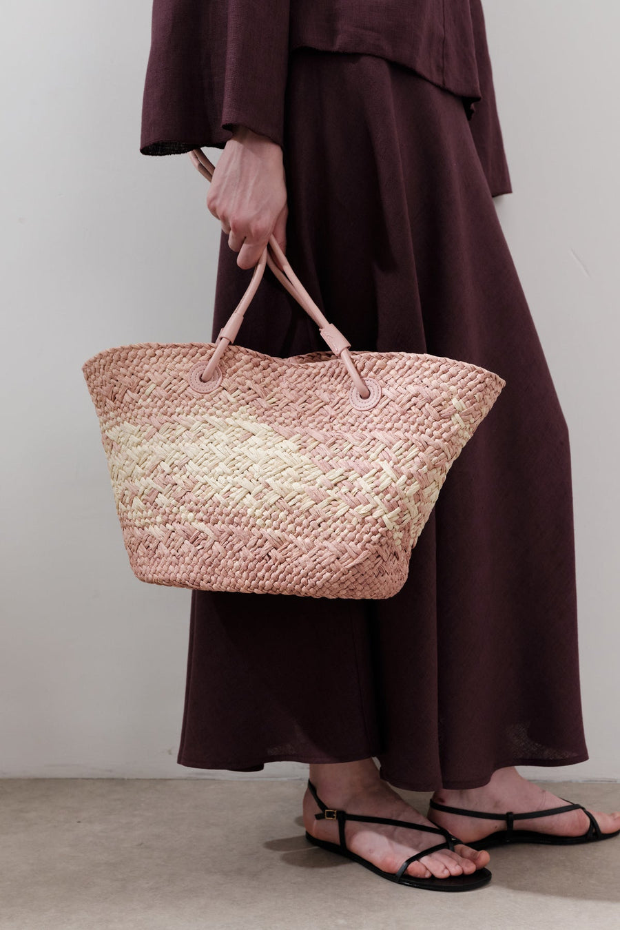 Pink straw shoulder bag with faux leather strap and contrast stitching, view 2