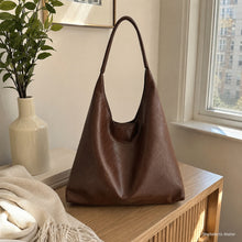 Große weiche Hobo-Tasche aus veganem Leder mit passender Reißverschlusstasche