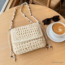 Geflochtene Stroh-Crossbody-Tasche mit Perlenriemen, Boho-Sommertasche