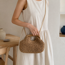 Stroh-Crossbody-Tasche mit ovalem Griff und optionalem Sonnenhut-Set