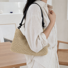 Sac hobo en paille tressée avec anse nouée et fermeture zippée