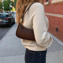 Petit sac croissant minimaliste en cuir vegan avec détail chaîne dorée