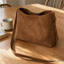 Braune Hobo-Tasche in Wildlederoptik, weiche Schultertasche aus veganem Leder
