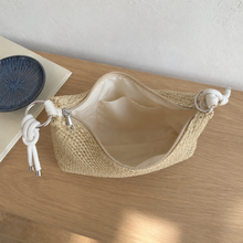 Sac hobo en paille tressée avec anse nouée et fermeture zippée