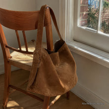 Braune Hobo-Tasche in Wildlederoptik, weiche Schultertasche aus veganem Leder