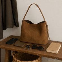 Braune Hobo-Tasche in Wildlederoptik, weiche Schultertasche aus veganem Leder