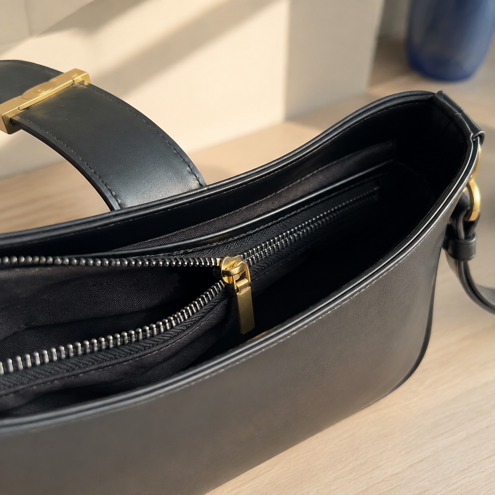 Close-up of the top zipper, lining and inner zip pocket