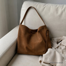 Braune Hobo-Tasche in Wildlederoptik, weiche Schultertasche aus veganem Leder