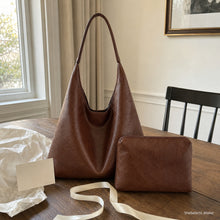 Große weiche Hobo-Tasche aus veganem Leder mit passender Reißverschlusstasche