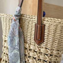 Geflochtene Stroh-Schultertasche mit Cut-out-Detail und optionalem Tuch