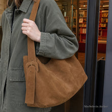 Braune Hobo-Tasche in Wildlederoptik, weiche Schultertasche aus veganem Leder