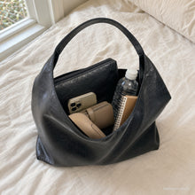 Große weiche Hobo-Tasche aus veganem Leder mit passender Reißverschlusstasche