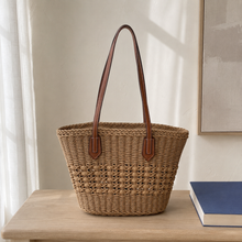Geflochtene Stroh-Schultertasche mit Cut-out-Detail und optionalem Tuch