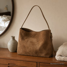 Braune Hobo-Tasche in Wildlederoptik, weiche Schultertasche aus veganem Leder
