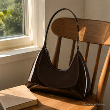 Glänzende Schultertasche aus veganem Leder, strukturierte Handtasche für Damen