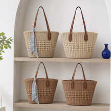 Geflochtene Stroh-Schultertasche mit Cut-out-Detail und optionalem Tuch
