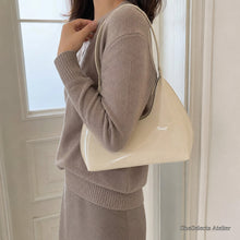 Glänzende Schultertasche aus veganem Leder, strukturierte Handtasche für Damen