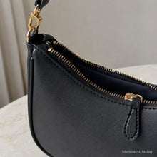 Petit sac croissant minimaliste en cuir vegan avec détail chaîne dorée