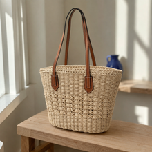 Geflochtene Stroh-Schultertasche mit Cut-out-Detail und optionalem Tuch