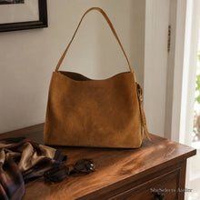Braune Hobo-Tasche in Wildlederoptik, weiche Schultertasche aus veganem Leder