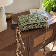 Geflochtene Stroh-Crossbody-Tasche mit Perlenriemen, Boho-Sommertasche