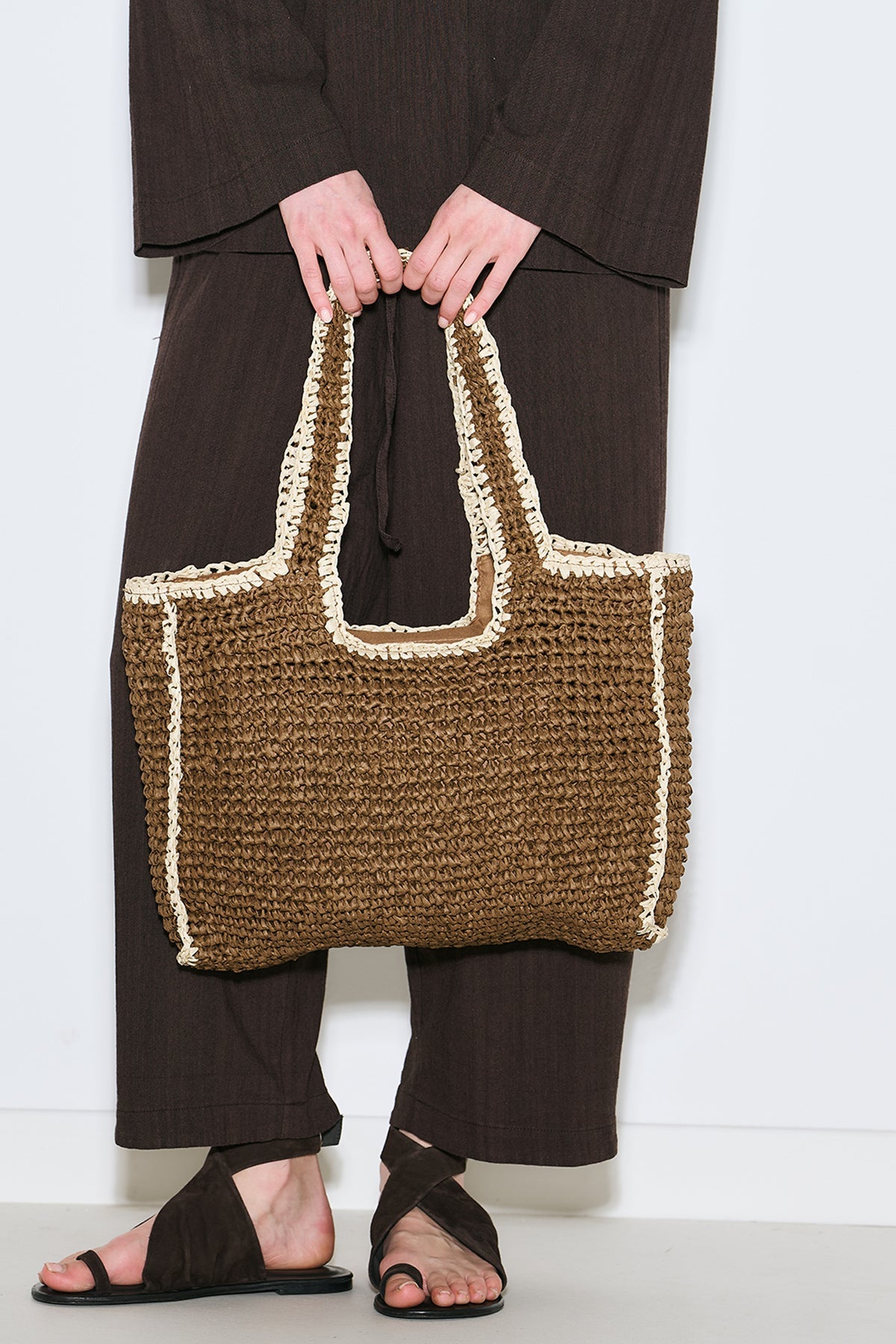 Large brown contrast straw shoulder bag with zip closure, view 3