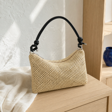 Sac hobo en paille tressée avec anse nouée et fermeture zippée