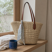Geflochtene Stroh-Schultertasche mit Cut-out-Detail und optionalem Tuch
