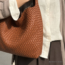 Großer geflochtener Shopper aus veganem Leder – slouchy Schultertasche für Damen