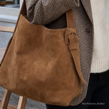 Braune Hobo-Tasche in Wildlederoptik, weiche Schultertasche aus veganem Leder