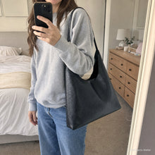 Große weiche Hobo-Tasche aus veganem Leder mit passender Reißverschlusstasche