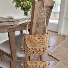 Geflochtene Stroh-Crossbody-Tasche mit Perlenriemen, Boho-Sommertasche