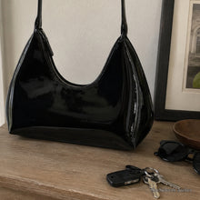 Glänzende Schultertasche aus veganem Leder, strukturierte Handtasche für Damen