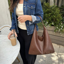 Große weiche Hobo-Tasche aus veganem Leder mit passender Reißverschlusstasche