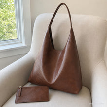 Große weiche Hobo-Tasche aus veganem Leder mit passender Reißverschlusstasche