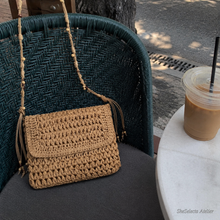 Geflochtene Stroh-Crossbody-Tasche mit Perlenriemen, Boho-Sommertasche