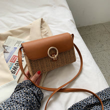 Damen Korbtasche mit Lederklappe – Handtasche für Strand, Urlaub & Sommeroutfits