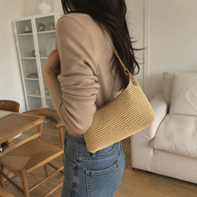 Kleine Stroh-Baguette-Tasche mit goldfarbener Kette
