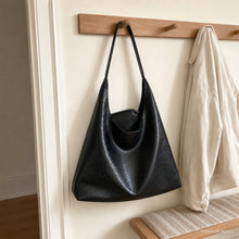 Große weiche Hobo-Tasche aus veganem Leder mit passender Reißverschlusstasche