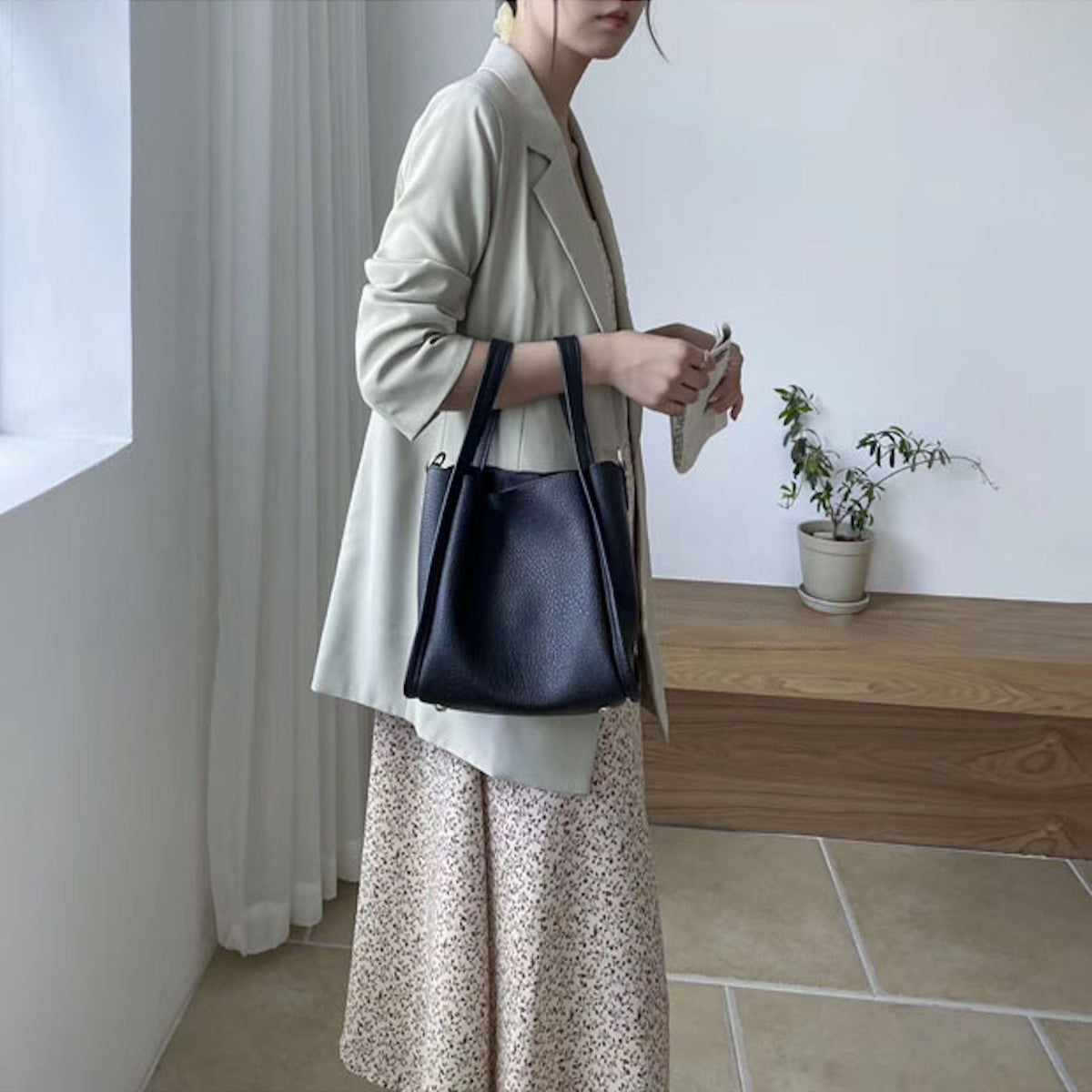 Women’s Ultra Soft Leather Bucket Bag for Everyday City Outfits
