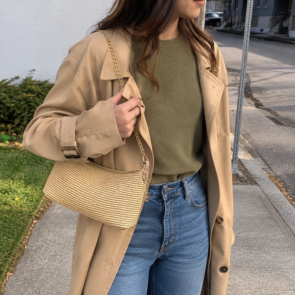 Kleine Stroh-Baguette-Tasche mit goldfarbener Kette