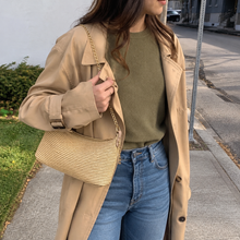 Kleine Stroh-Baguette-Tasche mit goldfarbener Kette