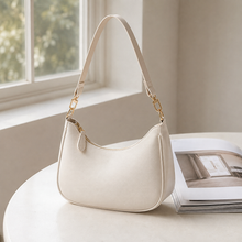 Petit sac croissant minimaliste en cuir vegan avec détail chaîne dorée