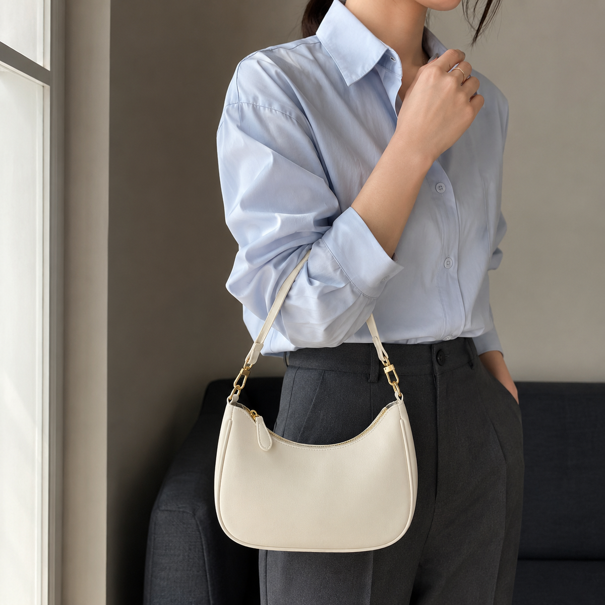 Petit sac croissant minimaliste en cuir vegan avec détail chaîne dorée