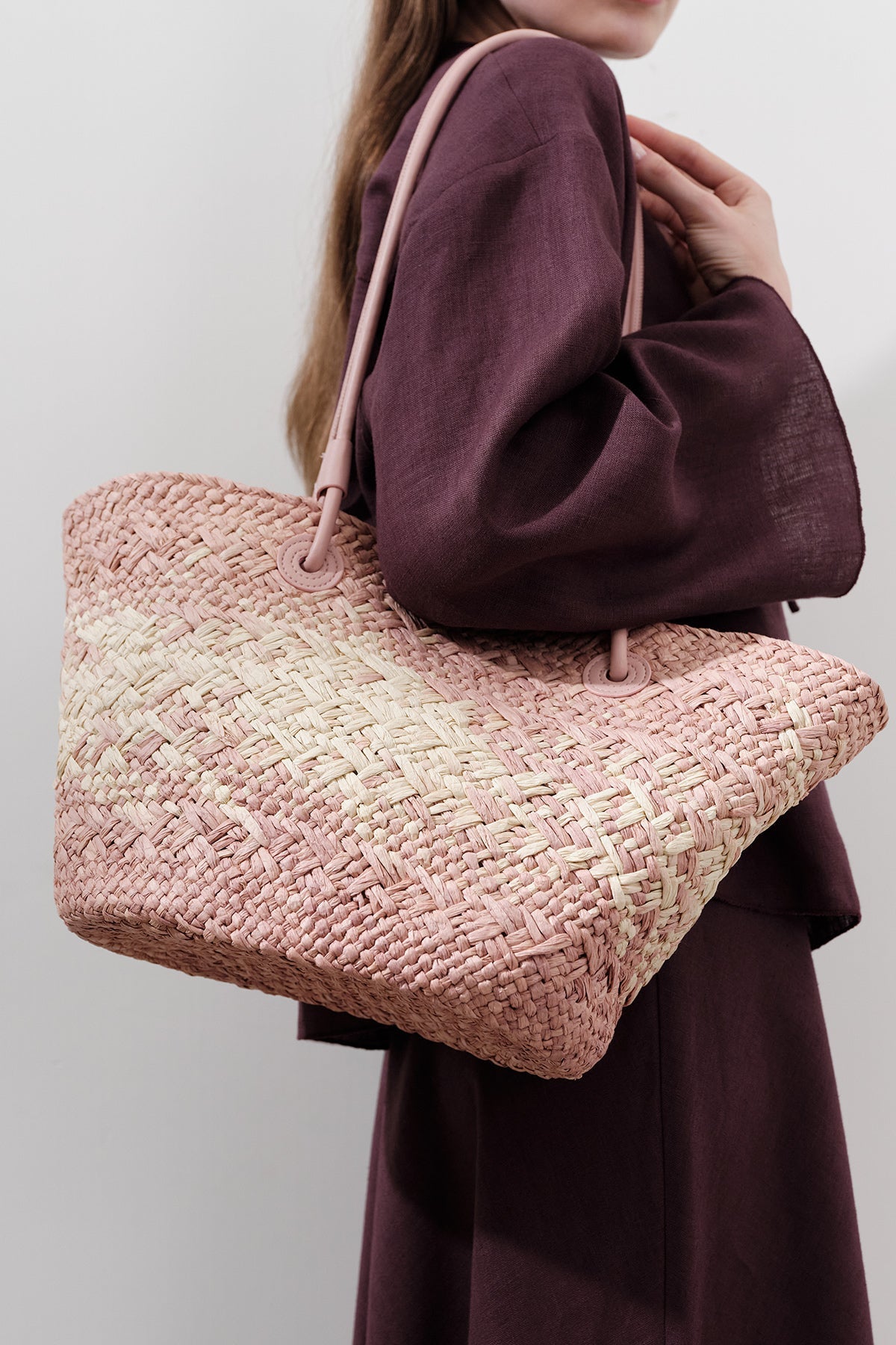Pink straw shoulder bag with faux leather strap and contrast stitching, view 3