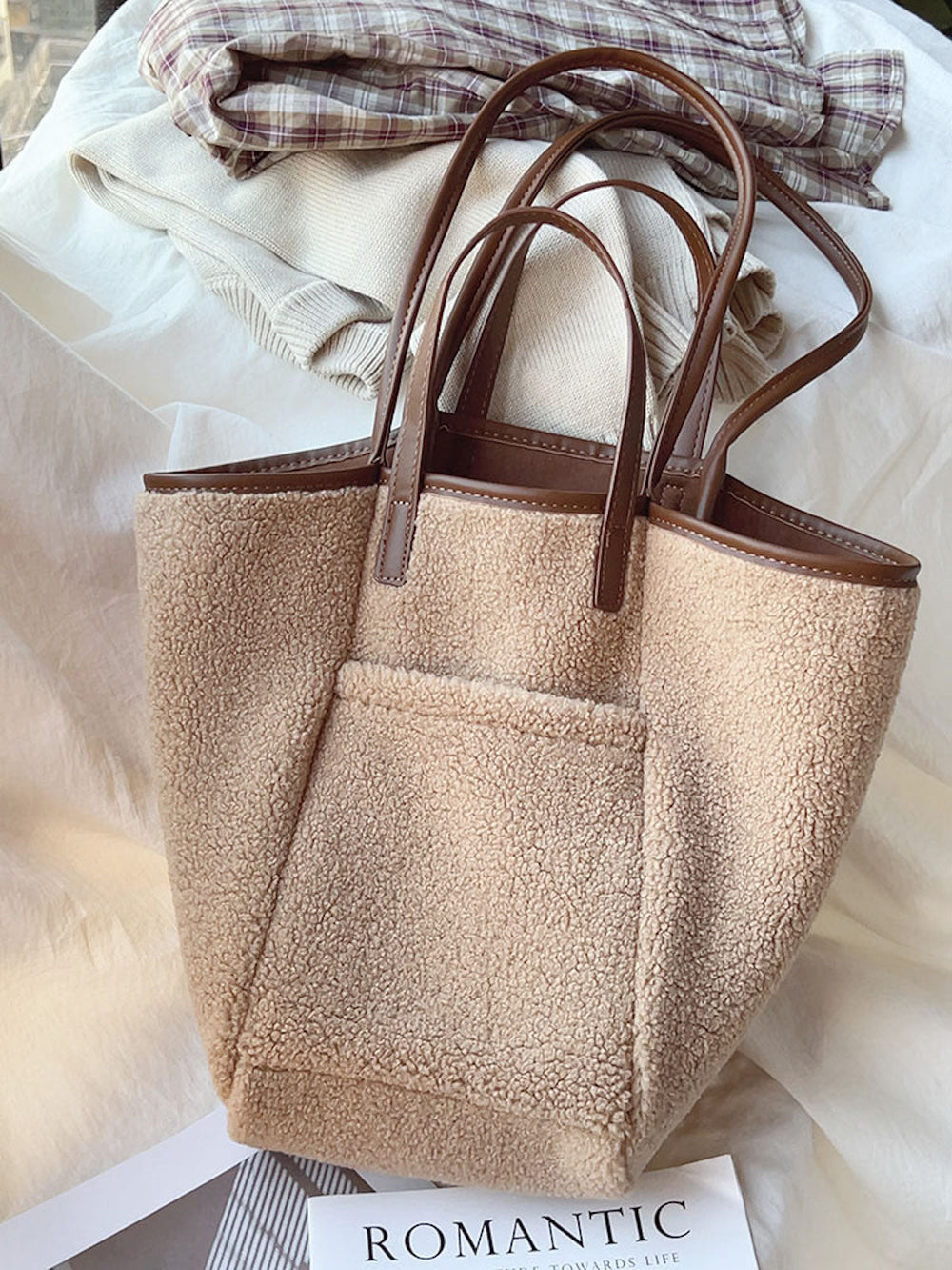 Damen Shopper aus weichem Leder mit großem Fake Fur Besatz für alltägliche City-Outfits