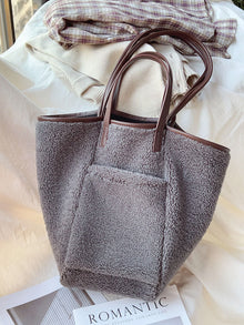 Damen Shopper aus weichem Leder mit großem Fake Fur Besatz für alltägliche City-Outfits