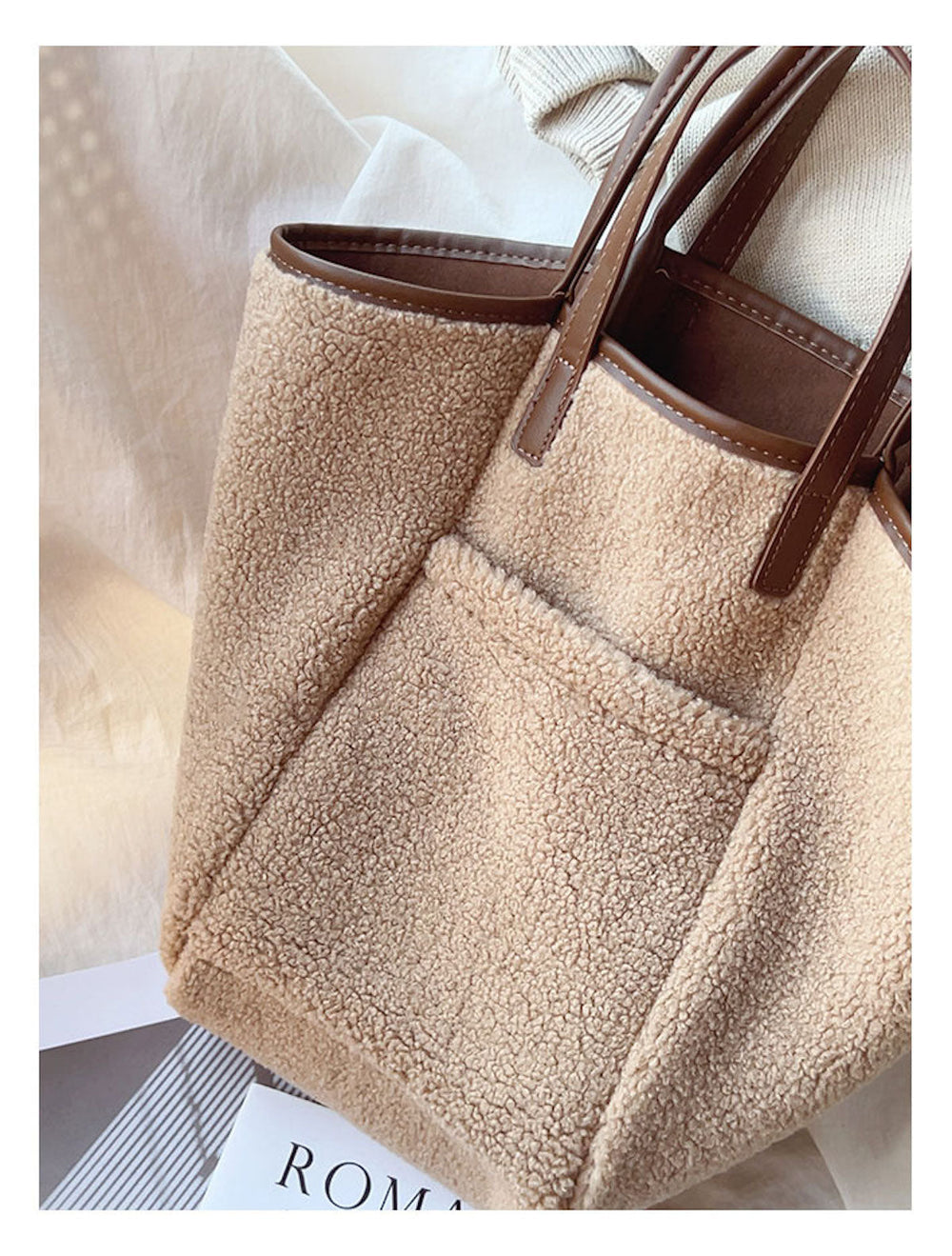 Damen Shopper aus weichem Leder mit großem Fake Fur Besatz für alltägliche City-Outfits