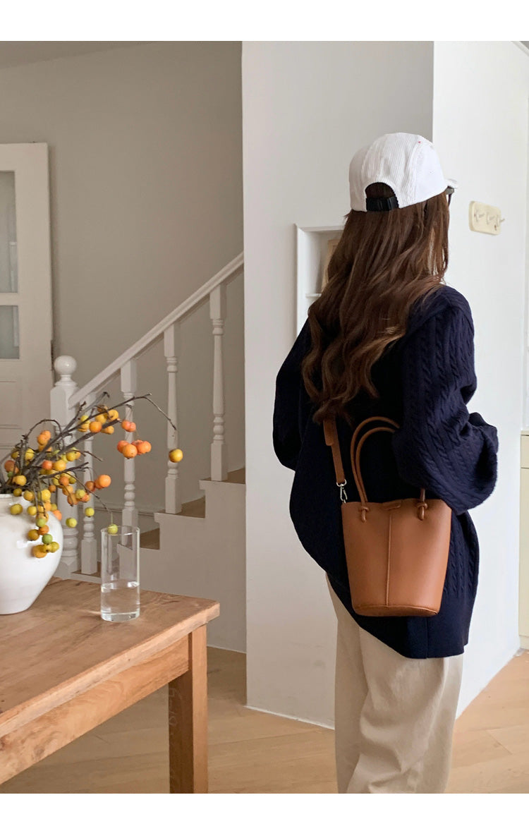 Women’s Chic Leather Bucket Bag Crossbody Bag for Everyday City Outfits