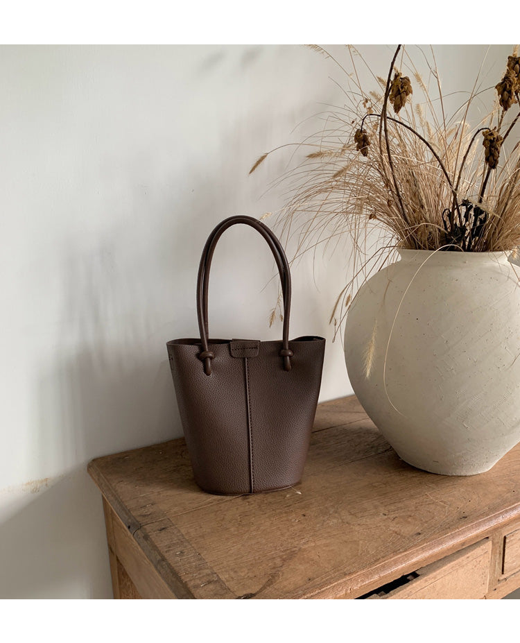 Women’s Chic Leather Bucket Bag Crossbody Bag for Everyday City Outfits